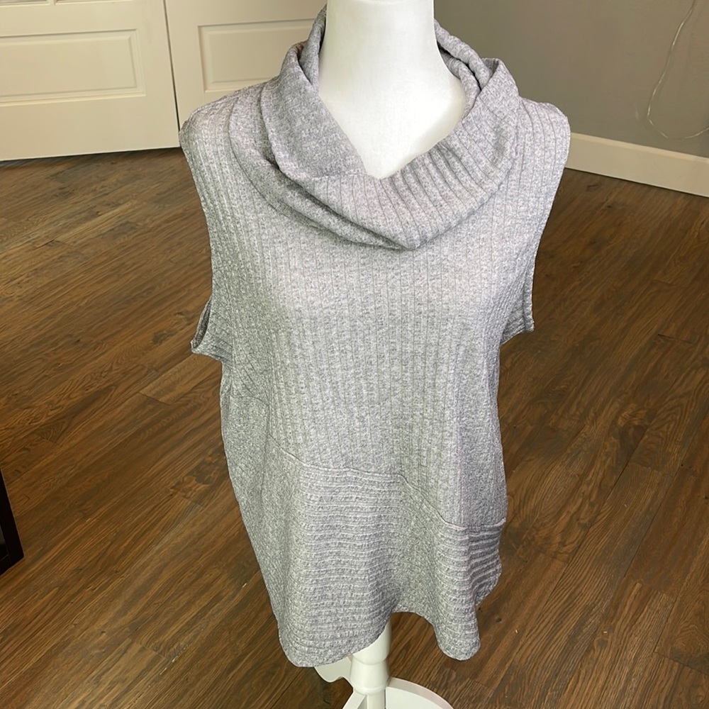 Grey mock neck sleeveless top. Size XXXL.